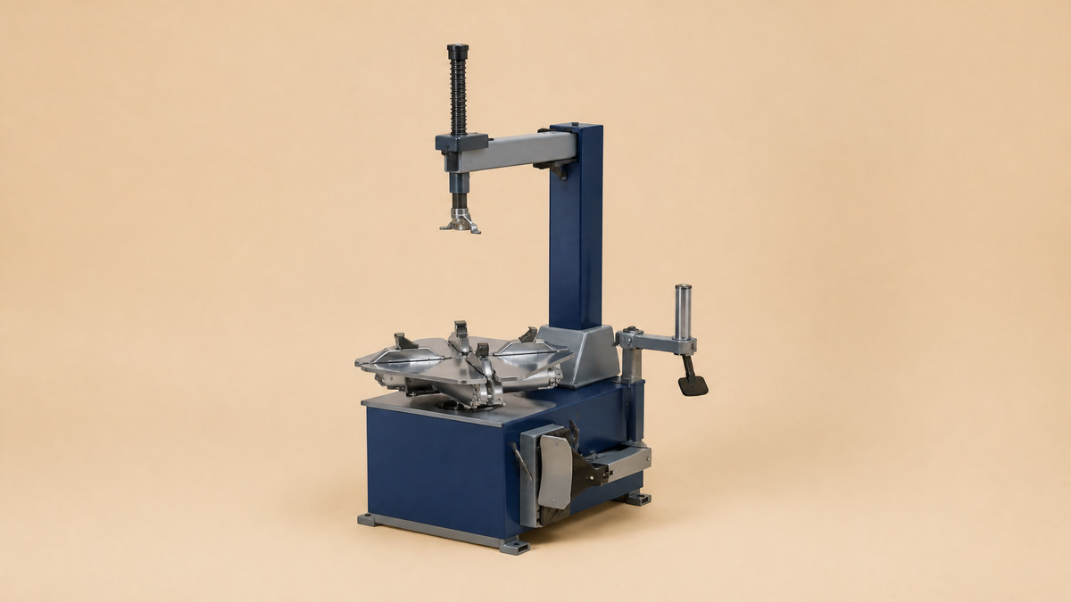 Tire changing machine with a four-jaw clamping table and a bead breaker arm